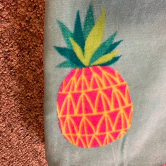 🆕 Cynthia Rowley Perfect Pineapple Oversized Beach Towel - Picture 4 of 11